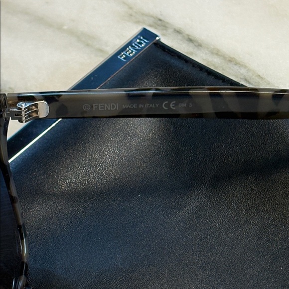 Fendi Gray Tortoise Unisex Sunglasses full inclusion worn once - Picture 10 of 16